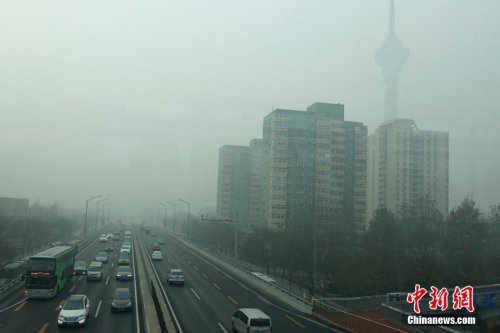 12月20日,，北京西三環(huán)籠罩在霧霾中，因單雙號限行路上車輛明顯減少,。<a target='_blank' href='http://www.chinanews.com/'>中新社</a>記者 盛佳鵬 攝