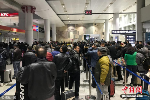 12月20日清晨,，北京,，受大霧天氣影響，首都機場多個航班出現(xiàn)延誤,、取消等情況,，退票改簽的乘客在首都機場航站樓前排起了長隊。圖片來源：視覺中國