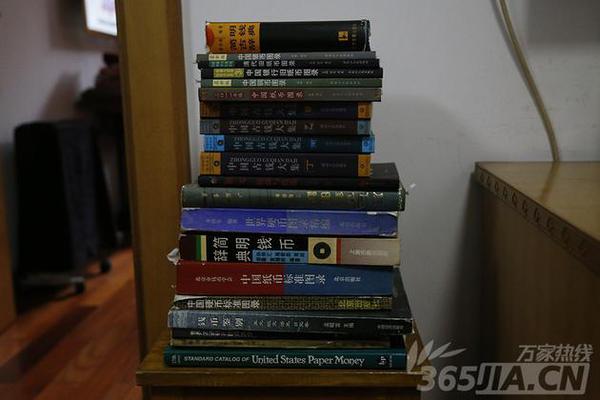 為了能夠清楚的掌握自己收藏的錢幣的來(lái)源、真假,，老人還買了很多關(guān)于研究錢幣的資料,。