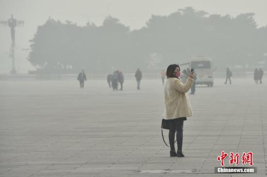 資料圖：12月20日,，北京大霧、霾預(yù)警雙發(fā),，局地能見(jiàn)度不足50米,。<a target='_blank' href='http://www.chinanews.com/' >中新網(wǎng)</a>記者 金碩 攝