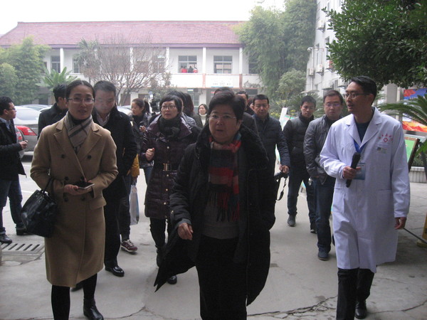 一,、國家衛(wèi)生計生委宣傳司巡視員王華寧（中）,、健康促進處主任科員姜玉冰（左一）深入西鄉(xiāng)縣人民醫(yī)院進行健康促進調研。 人民政協網記者  張春莉  攝
