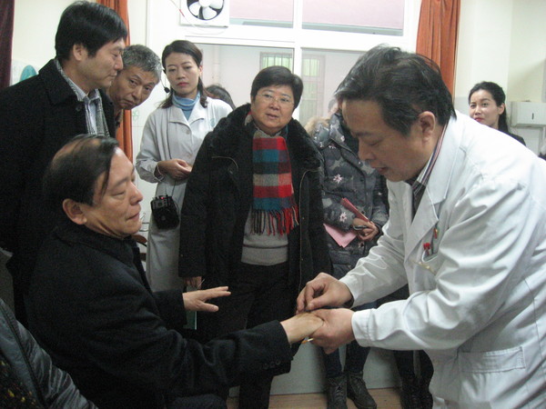 二,、陜西省衛(wèi)生計生委副主任陳昭（左）于調研現場親身體驗碑林區(qū)東關南街社區(qū)醫(yī)院醫(yī)生的針灸技藝,。人民政協網記者  張春莉