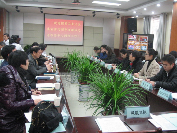 八,、調(diào)研結(jié)束,，陜西省和西安市衛(wèi)生計(jì)生委的有關(guān)領(lǐng)導(dǎo)接受央媒記者采訪,。人民政協(xié)網(wǎng)記者  張春莉