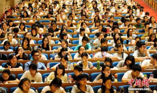 資料圖：7月19日,，3000多名學(xué)子聚集濟南的山東會堂參加考研培訓(xùn)班,，備戰(zhàn)考研。<a target='_blank' href='http://www.chinanews.com/'>中新社</a>記者 張勇 攝