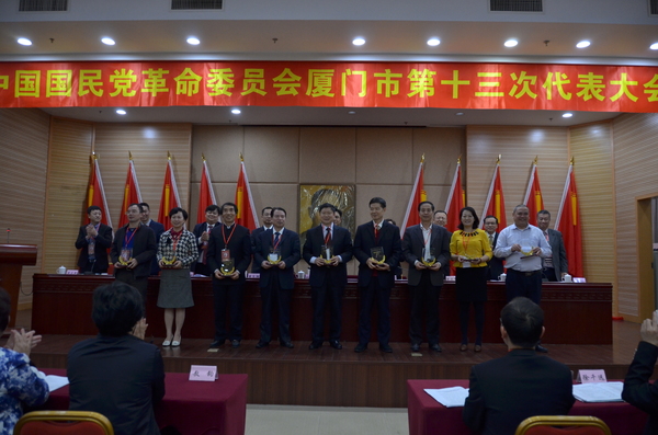 大會向光榮離任的同志贈送榮譽牌,。6