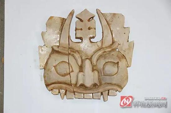 圖為溆浦縣屈原大道二期工程搶救性考古發(fā)掘中,，M48號(hào)墓出土的滑石獸面