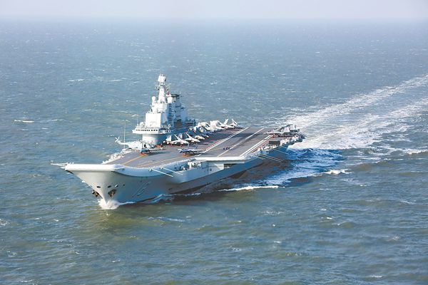 海軍遼寧艦航母編隊近日突破第一島鏈開展遠海訓練,。圖為遼寧艦正在航行,。