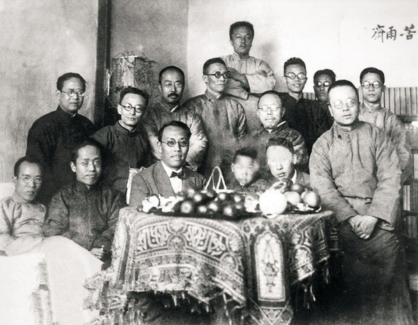 1929年苦雨齋新年聚會合影,，此為民國報刊上發(fā)布的“標(biāo)準(zhǔn)版”。