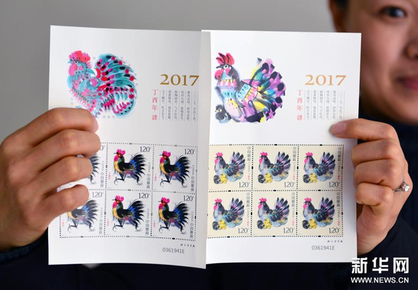 1月3日，安徽省郵政公司阜陽(yáng)市分公司工作人員展示即將發(fā)行的《丁酉年》生肖特種郵票,。