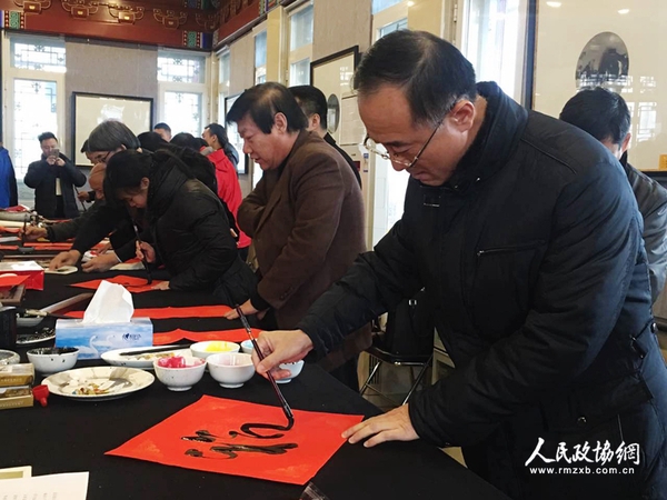 書法展現(xiàn)場,，藝術(shù)家們揮毫為軍營書寫春聯(lián)。_副本