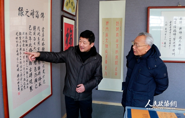 圖為中青年書法家蘇城和全國政協(xié)委員趙學(xué)敏在展覽現(xiàn)場觀看作品,。_副本