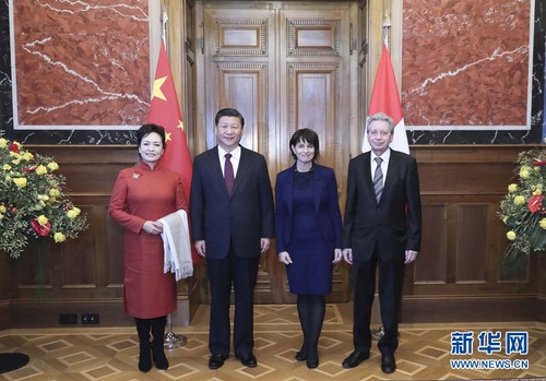 1月15日，國(guó)家主席習(xí)近平在伯爾尼出席瑞士聯(lián)邦委員會(huì)全體委員集體舉行的迎接儀式并致辭,。這是瑞士聯(lián)邦主席洛伊特哈德夫婦在聯(lián)邦大廈迎接習(xí)近平和夫人彭麗媛,。 新華社記者 蘭紅光 攝