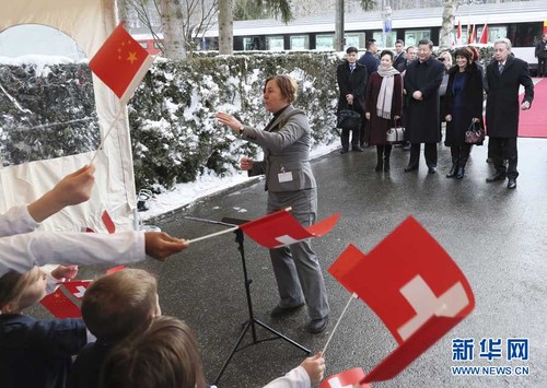 這是習(xí)近平和夫人彭麗媛在伯爾尼克爾薩茨火車站觀看瑞士童聲合唱團表演,。 新華社記者 蘭紅光 攝