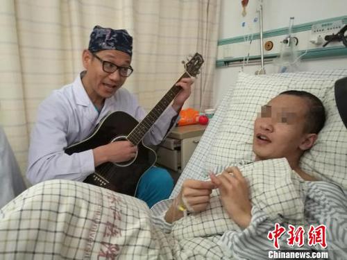 廣州醫(yī)生用彈唱“喚醒”腦瘤術(shù)后“無語”患者