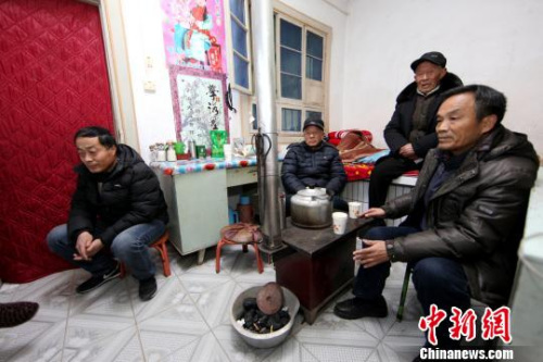圖為王琪的親屬們?cè)谙蛴浾呓榻B情況,。　張遠(yuǎn) 攝