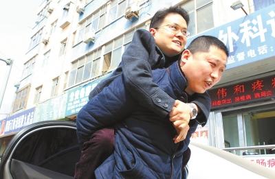 平頂山男子背著患病“兄弟”生活 三十余載如一日