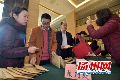昨天,，參加市政協(xié)八屆一次會(huì)議的委員們陸續(xù)趕赴會(huì)議中心報(bào)到,。董輝攝