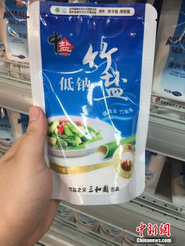 超市中在售的價(jià)位比較高的低鈉鹽,。<a target='_blank' href='http://www.chinanews.com/' >中新網(wǎng)</a> 吳濤 攝