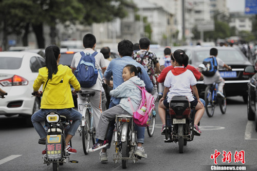 資料圖：2016年9月1日，北京中小學(xué)開學(xué)首日遇上早高峰,，造成學(xué)校周邊道路擁堵,。