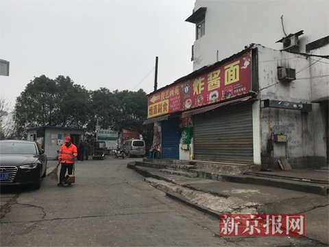 案發(fā)地點位于武昌火車站東廣場附近的城中村，地上的血跡被清理干凈了,。 新京報記者 曹曉波攝