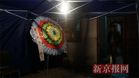 家屬在出租屋搭設(shè)靈堂，放置花圈,。新京報記者 曹曉波攝