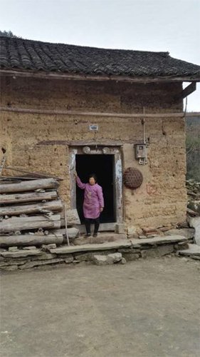 姚永勝老家的房子，他的母親站在門口,，還不知道兒子死亡的消息,。圖片由村民提供