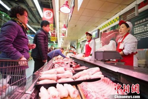 資料圖：市民選購豬肉?！?jiān)?攝