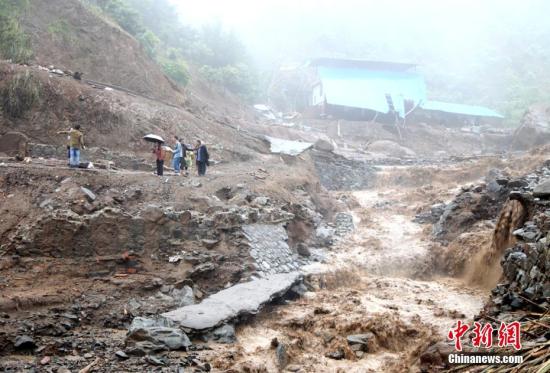 資料圖：2016年9月18至19日,，四川攀枝花市境內(nèi)出現(xiàn)特大暴雨,，該市仁和區(qū)大田鎮(zhèn),、平地鎮(zhèn)、務(wù)本鄉(xiāng)和東區(qū)銀江鎮(zhèn)等地受災(zāi)嚴(yán)重,，四川防汛抗旱指揮部稱,，此次強(qiáng)降雨已致攀枝花市4個(gè)縣(區(qū))15個(gè)鄉(xiāng)鎮(zhèn)12669人受災(zāi)，6人死亡,、11人失蹤,。據(jù)悉，此次暴雨攀枝花市8個(gè)監(jiān)測點(diǎn)降雨量達(dá)100毫米以上,，主要分布在東區(qū)和仁和區(qū),。其中仁和區(qū)水淌田水庫監(jiān)測點(diǎn)降雨量達(dá)236.2毫米。多個(gè)縣區(qū)出現(xiàn)大面積山體滑坡,、塌方,、泥石流、山洪等自然災(zāi)害,，個(gè)別地方高速公路道路阻斷,、隧道塌方、民房沖毀,。吳從昊 攝