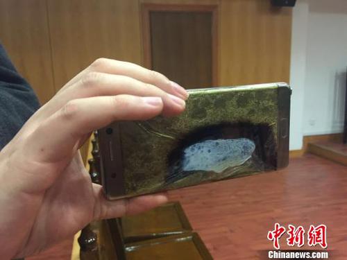 2017年2月22日，上海首起因使用三星Note7手機(jī)爆炸而訴至法院的案件在上海市金山區(qū)法院開庭,。這起曾引起媒體廣泛關(guān)注的案件當(dāng)庭和解,，三星公司返還購機(jī)款，并按購機(jī)款三倍予以賠償,。圖為發(fā)生自燃的三星NOTE7手機(jī),。　李姝徵 攝