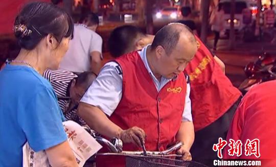 志愿服務(wù)數(shù)十載全國(guó)勞?？讋贃|攜兄弟譜最美家風(fēng)