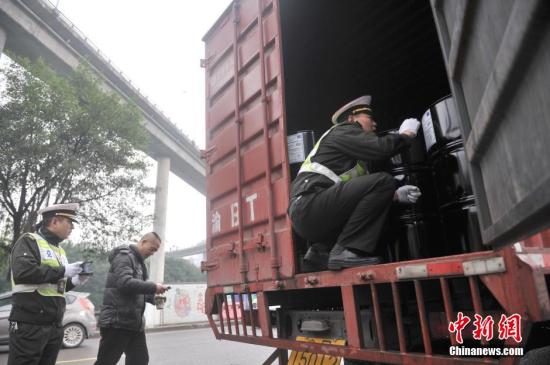 重慶交巡警開展“六打六治”打非治違專項行動 圖為執(zhí)法人員正在進行運輸車輛檢查,。 陳超 攝