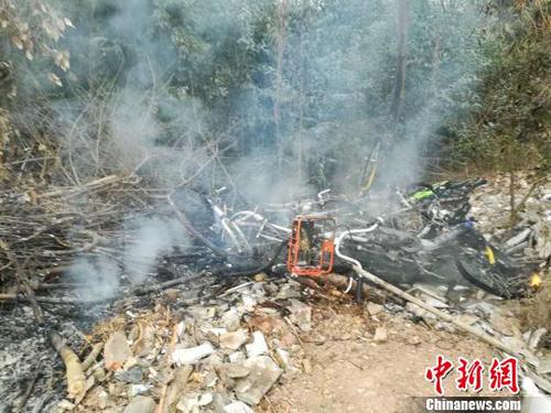 圖說：殘火剛剛被撲滅,，仍有濃煙冒起，現(xiàn)場(chǎng)一片狼藉,?！＄娦?攝
