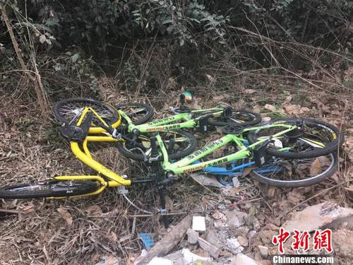 圖說：現(xiàn)場(chǎng)雖有四輛共享單車“幸免于火”，但其坐墊均不知所蹤,?！≈芟?攝