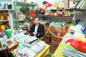 伍立橋的辦公室堆滿了藏品,。