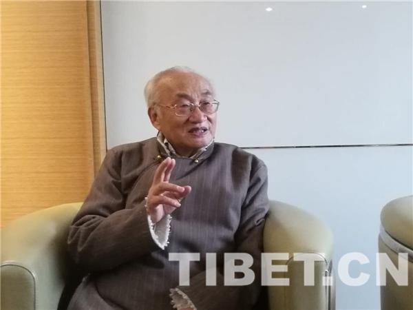 △圖為特意穿上藏裝的張小平接受中國西藏網(wǎng)記者采訪,，攝影：蘇文彥