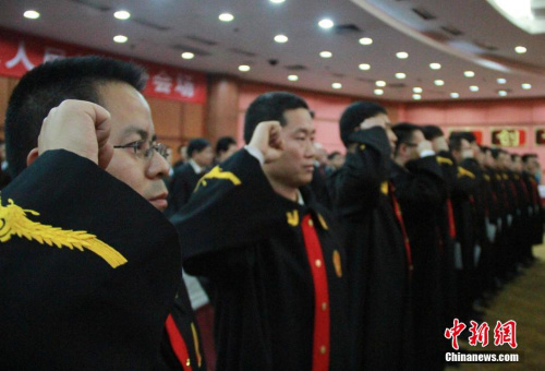 資料圖：西安中級人民法院的31名新任法官宣誓就職,。<a target='_blank' href='http://www.chinanews.com/'>中新社</a>發(fā) 張遠(yuǎn) 攝