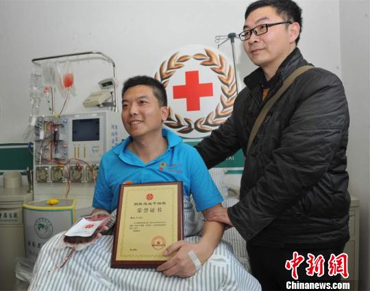 造血干細胞采集結(jié)束后，河南省紅十字會為曹紅衛(wèi)頒發(fā)榮譽證書,?！《∮衙?攝