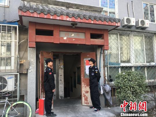 28日，天安門旁最大的地下空間——和平門小區(qū)地下空間住人“清零”,，今年累計(jì)清理拆除近14000平米,。圖為工作人員把守在小區(qū)地下室入口?！≡?攝