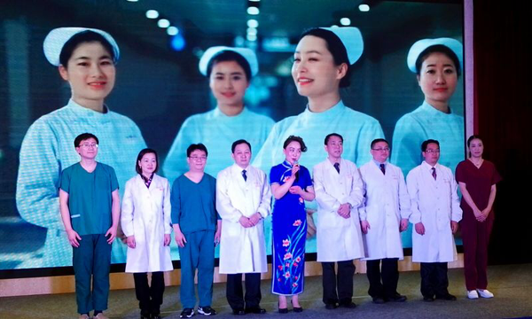 １４,、蘇州大學(xué)附屬一院醫(yī)務(wù)人員成功救助了血液病患者,。圖為群英亮相“聽書記說”現(xiàn)場交流講臺，展示了醫(yī)務(wù)工作者人文大愛的奉獻精神,，奏響了一曲新時代慈愛群英譜,。隋芳　攝影