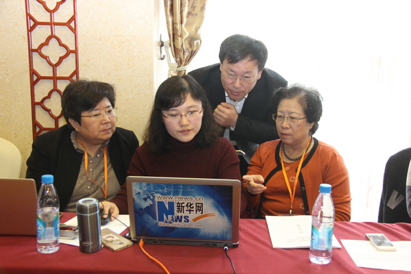 １３,、國家衛(wèi)生計生委計劃生育家庭發(fā)展司原巡視員施春景（右一）,、國家衛(wèi)生計生委宣傳司原巡視員、中國衛(wèi)生計生政促會副秘書長王華寧（左一）在與媒體認真校對“聽書記說”現(xiàn)場交流發(fā)言,。吳琛　攝影　
