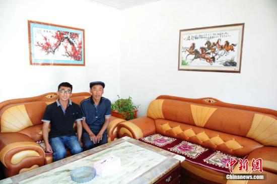 資料圖：甘肅省定西市安定區(qū)張家灣村農(nóng)民茍輝軍迎來不住危房的生活。楊艷敏 攝