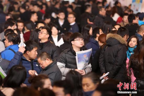 資料圖 2月11日，北京國際會展中心舉行春季人才招聘會,，求職者在招聘會尋找合適的就業(yè)崗位,。<a target='_blank' href='http://www.chinanews.com/'>中新社</a>記者 韓海丹 攝