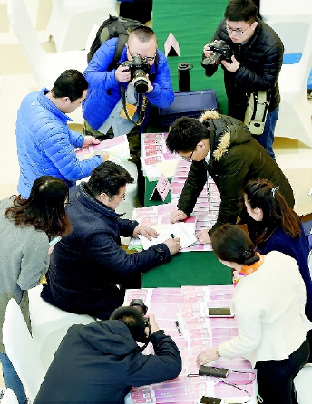 3月1日,，來自河南的全國政協(xié)委員抵達北京,，出席全國政協(xié)十二屆五次會議。