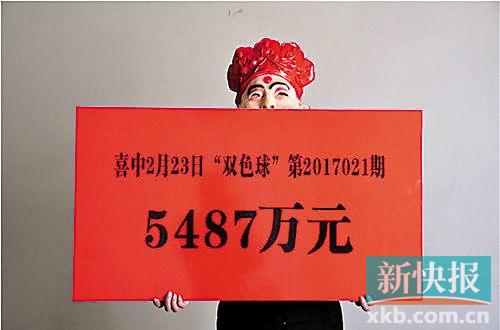 兌獎(jiǎng)時(shí),5525萬元大獎(jiǎng)得主戴上福彩中心事先準(zhǔn)備的面具,豎起羽絨服毛領(lǐng),將自己遮擋得嚴(yán)嚴(yán)實(shí)實(shí),任由現(xiàn)場(chǎng)記者拍照,。