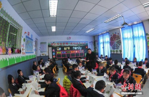 資料圖：3月1日，遼寧沈陽，學(xué)生在教室上語文課,。<a target='_blank' href='http://www.chinanews.com/'>中新社</a>記者 于海洋 攝