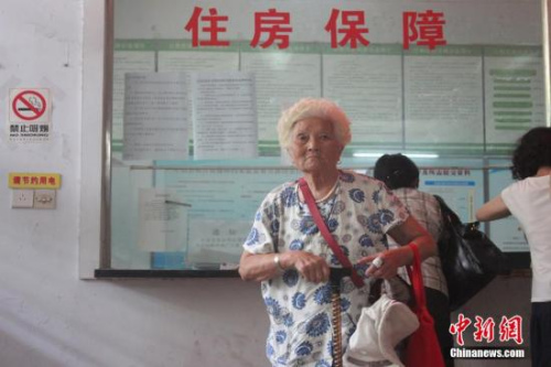 資料圖：鄭州市公共租賃住房向社會公開輪候供應(yīng)，符合條件的市民滿懷期待,。 馬義恒 攝