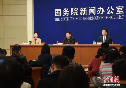 3月1日,，國務(wù)院新聞辦公室在北京舉行新聞發(fā)布會，人社部部長尹蔚民,、副部長游鈞回答記者問,。<a target='_blank' href='http://www.chinanews.com/'>中新社</a>記者 張勤 攝