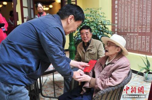 資料圖 工作人員向歸國華僑送上節(jié)日問候。 <a target='_blank' href='http://www.chinanews.com/'>中新社</a>記者 劉冉陽 攝