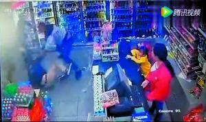 犯罪嫌疑人在超市外被抓獲,。（視頻截圖）