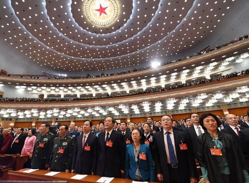 政協(xié)委員在開(kāi)幕會(huì)上高唱國(guó)歌
